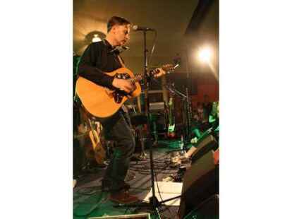 Beim ausverkauften Konzert in der Jugendherberge Jever begeisterten Wingenfelder:Wingenfelder und ihre G&auml;ste der S&auml;nger Dirk Darmstaedter und der S&auml;nger Johannes Strate ( Revolverheld) die Zuh&ouml;rer.