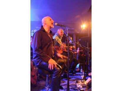 Beim ausverkauften Konzert in der Jugendherberge Jever begeisterten Wingenfelder:Wingenfelder und ihre G&auml;ste der S&auml;nger Dirk Darmstaedter und der S&auml;nger Johannes Strate ( Revolverheld) die Zuh&ouml;rer.