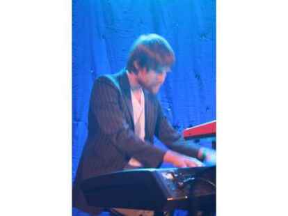 Beim ausverkauften Konzert in der Jugendherberge Jever begeisterten Wingenfelder:Wingenfelder und ihre G&auml;ste der S&auml;nger Dirk Darmstaedter und der S&auml;nger Johannes Strate ( Revolverheld) die Zuh&ouml;rer.