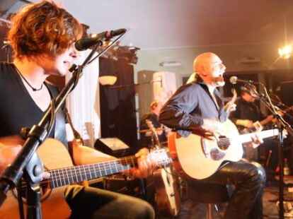 Beim ausverkauften Konzert in der Jugendherberge Jever begeisterten Wingenfelder:Wingenfelder und ihre G&auml;ste der S&auml;nger Dirk Darmstaedter und der S&auml;nger Johannes Strate ( Revolverheld) die Zuh&ouml;rer.