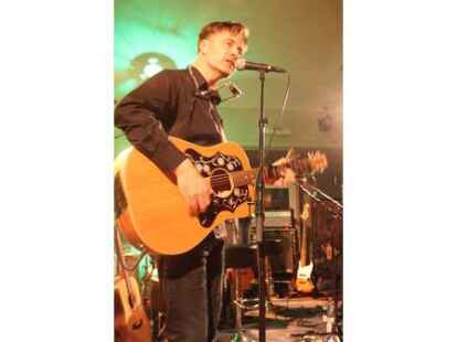 Beim ausverkauften Konzert in der Jugendherberge Jever begeisterten Wingenfelder:Wingenfelder und ihre G&auml;ste der S&auml;nger Dirk Darmstaedter und der S&auml;nger Johannes Strate ( Revolverheld) die Zuh&ouml;rer.