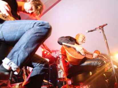 Beim ausverkauften Konzert in der Jugendherberge Jever begeisterten Wingenfelder:Wingenfelder und ihre G&auml;ste der S&auml;nger Dirk Darmstaedter und der S&auml;nger Johannes Strate ( Revolverheld) die Zuh&ouml;rer.