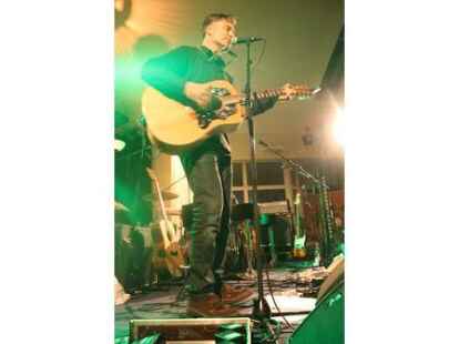 Beim ausverkauften Konzert in der Jugendherberge Jever begeisterten Wingenfelder:Wingenfelder und ihre G&auml;ste der S&auml;nger Dirk Darmstaedter und der S&auml;nger Johannes Strate ( Revolverheld) die Zuh&ouml;rer.