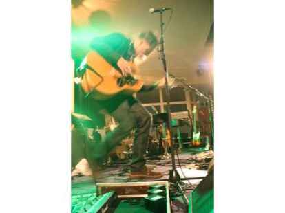 Beim ausverkauften Konzert in der Jugendherberge Jever begeisterten Wingenfelder:Wingenfelder und ihre G&auml;ste der S&auml;nger Dirk Darmstaedter und der S&auml;nger Johannes Strate ( Revolverheld) die Zuh&ouml;rer.