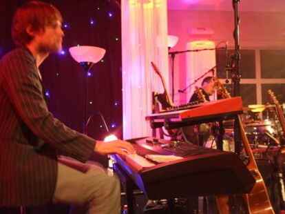 Beim ausverkauften Konzert in der Jugendherberge Jever begeisterten Wingenfelder:Wingenfelder und ihre G&auml;ste der S&auml;nger Dirk Darmstaedter und der S&auml;nger Johannes Strate ( Revolverheld) die Zuh&ouml;rer.