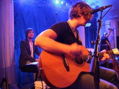 Beim ausverkauften Konzert in der Jugendherberge Jever begeisterten Wingenfelder:Wingenfelder und ihre G&auml;ste der S&auml;nger Dirk Darmstaedter und der S&auml;nger Johannes Strate ( Revolverheld) die Zuh&ouml;rer.