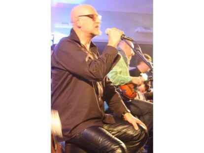 Beim ausverkauften Konzert in der Jugendherberge Jever begeisterten Wingenfelder:Wingenfelder und ihre G&auml;ste der S&auml;nger Dirk Darmstaedter und der S&auml;nger Johannes Strate ( Revolverheld) die Zuh&ouml;rer.