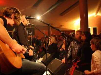 Beim ausverkauften Konzert in der Jugendherberge Jever begeisterten Wingenfelder:Wingenfelder und ihre G&auml;ste der S&auml;nger Dirk Darmstaedter und der S&auml;nger Johannes Strate ( Revolverheld) die Zuh&ouml;rer.