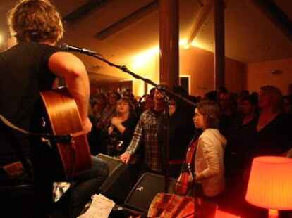 Beim ausverkauften Konzert in der Jugendherberge Jever begeisterten Wingenfelder:Wingenfelder und ihre G&auml;ste der S&auml;nger Dirk Darmstaedter und der S&auml;nger Johannes Strate ( Revolverheld) die Zuh&ouml;rer.