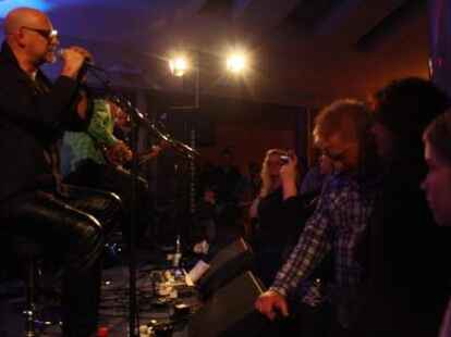 Beim ausverkauften Konzert in der Jugendherberge Jever begeisterten Wingenfelder:Wingenfelder und ihre G&auml;ste der S&auml;nger Dirk Darmstaedter und der S&auml;nger Johannes Strate ( Revolverheld) die Zuh&ouml;rer.