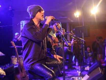 Beim ausverkauften Konzert in der Jugendherberge Jever begeisterten Wingenfelder:Wingenfelder und ihre G&auml;ste der S&auml;nger Dirk Darmstaedter und der S&auml;nger Johannes Strate ( Revolverheld) die Zuh&ouml;rer.