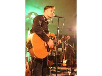 Beim ausverkauften Konzert in der Jugendherberge Jever begeisterten Wingenfelder:Wingenfelder und ihre G&auml;ste der S&auml;nger Dirk Darmstaedter und der S&auml;nger Johannes Strate ( Revolverheld) die Zuh&ouml;rer.