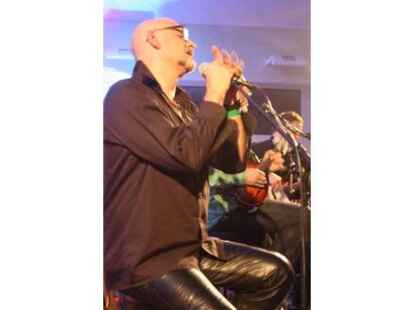 Beim ausverkauften Konzert in der Jugendherberge Jever begeisterten Wingenfelder:Wingenfelder und ihre G&auml;ste der S&auml;nger Dirk Darmstaedter und der S&auml;nger Johannes Strate ( Revolverheld) die Zuh&ouml;rer.