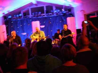 Beim ausverkauften Konzert in der Jugendherberge Jever begeisterten Wingenfelder:Wingenfelder und ihre G&auml;ste der S&auml;nger Dirk Darmstaedter und der S&auml;nger Johannes Strate ( Revolverheld) die Zuh&ouml;rer.