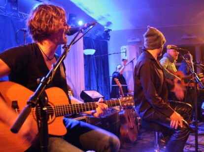 Beim ausverkauften Konzert in der Jugendherberge Jever begeisterten Wingenfelder:Wingenfelder und ihre G&auml;ste der S&auml;nger Dirk Darmstaedter und der S&auml;nger Johannes Strate ( Revolverheld) die Zuh&ouml;rer.