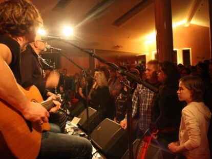 Beim ausverkauften Konzert in der Jugendherberge Jever begeisterten Wingenfelder:Wingenfelder und ihre G&auml;ste der S&auml;nger Dirk Darmstaedter und der S&auml;nger Johannes Strate ( Revolverheld) die Zuh&ouml;rer.