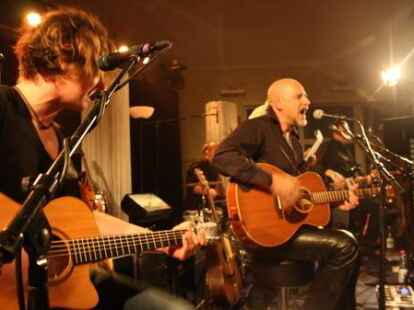 Beim ausverkauften Konzert in der Jugendherberge Jever begeisterten Wingenfelder:Wingenfelder und ihre G&auml;ste der S&auml;nger Dirk Darmstaedter und der S&auml;nger Johannes Strate ( Revolverheld) die Zuh&ouml;rer.