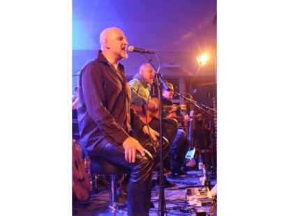 Beim ausverkauften Konzert in der Jugendherberge Jever begeisterten Wingenfelder:Wingenfelder und ihre G&auml;ste der S&auml;nger Dirk Darmstaedter und der S&auml;nger Johannes Strate ( Revolverheld) die Zuh&ouml;rer.