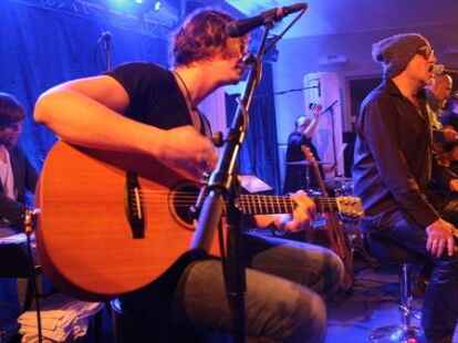 Beim ausverkauften Konzert in der Jugendherberge Jever begeisterten Wingenfelder:Wingenfelder und ihre G&auml;ste der S&auml;nger Dirk Darmstaedter und der S&auml;nger Johannes Strate ( Revolverheld) die Zuh&ouml;rer.