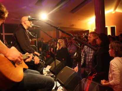 Beim ausverkauften Konzert in der Jugendherberge Jever begeisterten Wingenfelder:Wingenfelder und ihre G&auml;ste der S&auml;nger Dirk Darmstaedter und der S&auml;nger Johannes Strate ( Revolverheld) die Zuh&ouml;rer.
