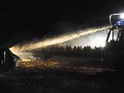 Polizeikr&auml;fte gehen Laase des Camps 