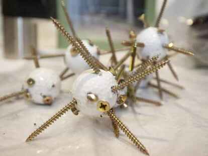 Sichergestellte Wurfgeschosse liegen Dienstag in L&uuml;chow w&auml;hrend der Abschluss-Pressekonferenz der Polizei zum Castor-Einsatz auf einem Tisch.