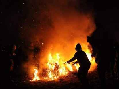 Atomkraftgegner brennen am Montag bei Laase Strohfeuer an.