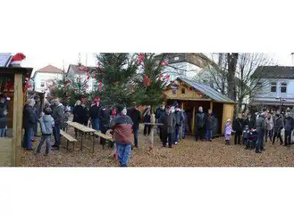 Der Weihnachtsmarkt auf dem Vareler Schlossplatz dauert noch bis zum 21. Dezember. Zum Auftakt gab es Rockmusik mit Franky Joseph.