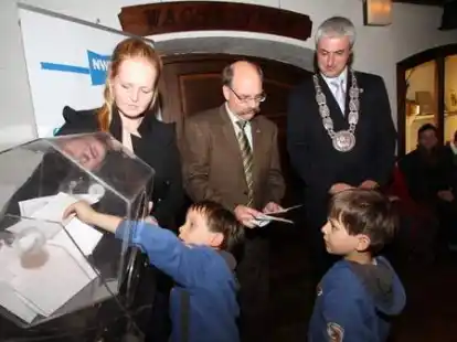 Ole und Lasse helfen Syri Petersen, Redaktionsleiter Stefan Idel und B&uuml;rgermeister Dr. Kian Shahidi die Gewinner zu ermitteln.