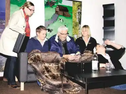 Geld z&auml;hlen ist eine der Lieblingsbesch&auml;ftigungen in der neuen Jeddeloher Kom&ouml;die. Henry Pehm&ouml;ller alias Theodor Vehndel (rechts) ist pl&ouml;tzlich Million&auml;r. Polizist Dasenbrook (J&uuml;rgen Schlingmann, links) schaut interessiert..