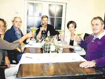 Hobbyk&ouml;che testen sich gegenseitig: (von links) Manuela ?Manu? Mintken, Christina Herzog, Jonas N&ouml;hre, die sp&auml;tere Siegerin Anja Striepens und Werner Magnus.