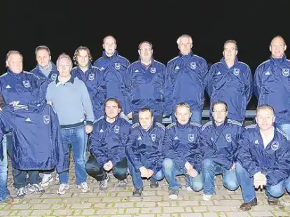 Neue Wetterjacken: Der F&ouml;rderverein des FC Rastede r&uuml;stete die Jugendtrainer neu aus. Au&szlig;erdem erhielten die Jugendmannschaften B&auml;lle und Leibchen. Interessanter Vortrag: &Uuml;ber das Torfmooszuchtprojekt referierte Horst Bischoff auf Einladung der Gr&uuml;nen. Spenden&uuml;bergabe (von links): Lions-Pr&auml;sident Thomas Gruninger, Margot Wilkens und G&uuml;nter KusianJugend musiziert: Die evangelisch-lutherische Kirchengemeinde m&ouml;chte eine Jugendband gr&uuml;nden.