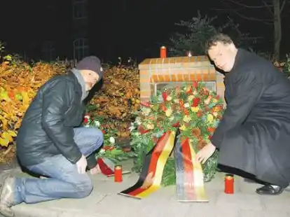 Klaus Hennig (links) und Gerd-Christian Wagner legten einen Kranz nieder bei der Gedenktafel in der Osterstra&szlig;e, die an die ehemalige Synagoge erinnert.