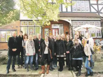 Waren von London und seinen Bewohnern begeistert: Die Sch&uuml;ler der BBS Friesoythe. Hier stehen sie vor der Sprachschule, in der sie ihre Englischkenntnisse vertieft haben.