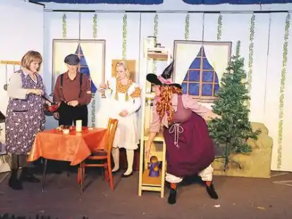 Versteckspiel um den Weihnachtsbaum (von links): Oma Ilse (Heike Vette), Hannes (Martina M&uuml;ller), Lotta (Annika Dobe) und die Hexe Hokuspokus (Beate Dobe)