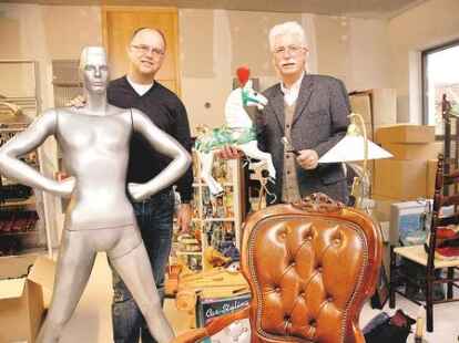 Jens Redeker und Gerhard Lambertus stellen Gegenst&auml;nde vor, die bei der Versteigerung am 4. Dezember aufgerufen werden.