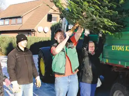 Die Landjugend Friesoythe bei der Arbeit (von links): Anne-Kathrin Thunert, Andreas Tiedeken, Torsten Anneken und Andrea Dumstorff.