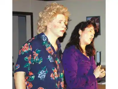 Jan Fels und Christine Neubacher in &bdquo;Agathe un ik&ldquo;, in der Fels einen frauenverstehenden Journalisten spielt, der sich als Frau verkleidet, um einen Job zu bekommen.