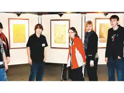 Ausstellungser&ouml;ffnung im Kreishaus: Mitglieder der Sch&uuml;lerfirma &bdquo;Rent a Picture&ldquo; pr&auml;sentieren 33 Bilder, die ausgeliehen oder gekauft werden k&ouml;nnen.