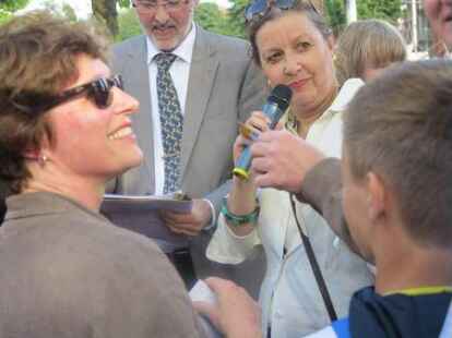 Die Siegerenten brachten ihren Paten unter anderem Fahrr&auml;der als Gewinne ein. Sabine Schicke, NWZ-Redakteurin (mit Mikro), gratuliert. Festgehalten hat dieses tolle Ereignis N@chbar Werner Fuhlrott in seinem Album auf .