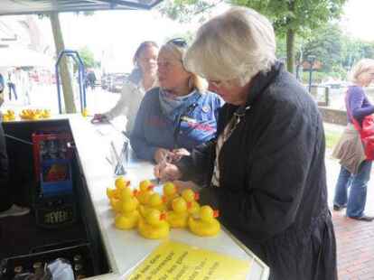 Ebenso ungew&ouml;hnlich ging es in Oldenburg zu. Hier versammelten sich kleine gelbe Enten f&uuml;r einen guten Zweck. Schon zum dritten Mal fand der Oldenburg Hafentag und das Entenrennen statt.