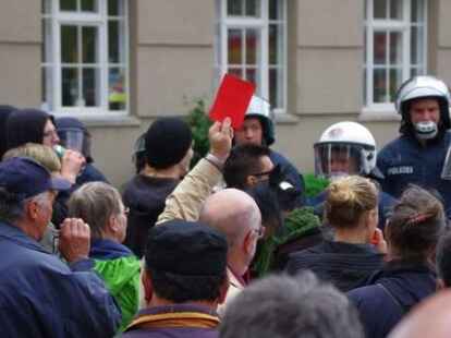 Einsatz der Polizei in Delmenhorst: Der Protest vieler Delmenhorster Bürger gegen einen Aufmarsch der rechtsradikalen NPD blieb jedoch überwiegend friedlich.