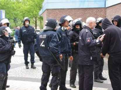 Einsatz der Polizei in Delmenhorst: Der Protest vieler Delmenhorster Bürger gegen einen Aufmarsch der rechtsradikalen NPD blieb jedoch überwiegend friedlich.