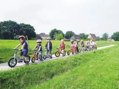 Der Weg ist das Ziel: Die J&uuml;ngsten des Kindergartens in Elmendorf begaben sich unl&auml;ngst auf eine Laufradtour.