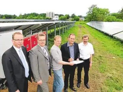 Mit der Unterschrift Rechtzeitige Unterschrift: Holger Hagendorff (von links), Thorsten Schwengels, Michael Luks, Guido Hedemann und Arno Schilling