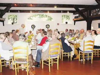 Rund 50 Zuh&ouml;rer kamen in den Hof Kleiberg, um platt- und hochdeutschen Geschichten zu lauschen.