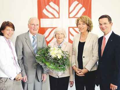 Rita Schute (links) und Caritas-Direktor Dr. Gerd Tepe (rechts) dankten Dr. G&uuml;nter Welker, Mechtild und Dorothee Welter (2. 3. und 4. von links).