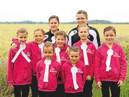 Nadine Klein und Trainerin Alina L&uuml;er&szlig;en (hinten) freuten sich mit Janneke Schumacher, Emily Noelle, Hannah Herrmann, Lisa G&ouml;hmann, Fiene Reins, Kea Schnatbaum und Lena Wessels (von links).