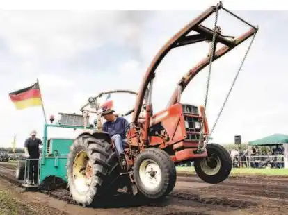 K&auml;mpfen, bis der Schlepper bockt: Nicht immer f&uuml;hrte der Zweikampf mit dem Bremswagen zum &#132;Full Pull&#147;. 120 Trecker traten am Sonnabendnachmittag gegen die beiden Bremswagen an.