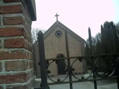 N@chbar Jens Rickels hat Baudenkm&auml;ler aller Art in der Stadtgemeinde Westerstede fotografiert. Hier oben hat er die alte Friedhofskapelle, durch den Zaun hindurch, mit seiner Kamera eingefangen - was sich lohnt, denn auch der alte Eisenzaun ist sehenswert und gibt dem Ganzen genau den richtigen Flair. Apropos Flair...